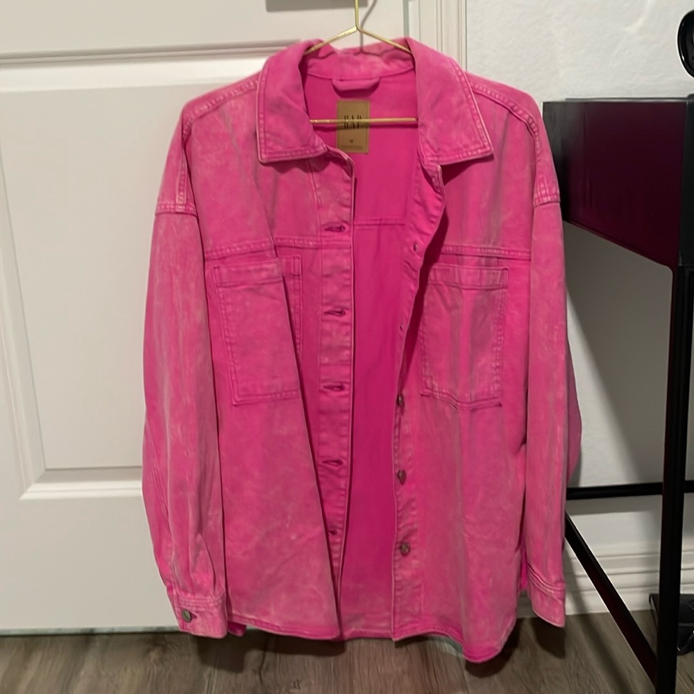 Gap Women’s bright pink shacket; Medium / Tall